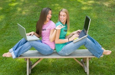 две девушки с ноутбуками